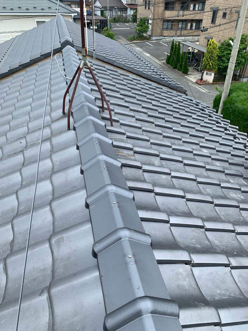 長野県松本市で瓦屋根リフォーム　棟を三角冠で取り直しでモダンな屋根に