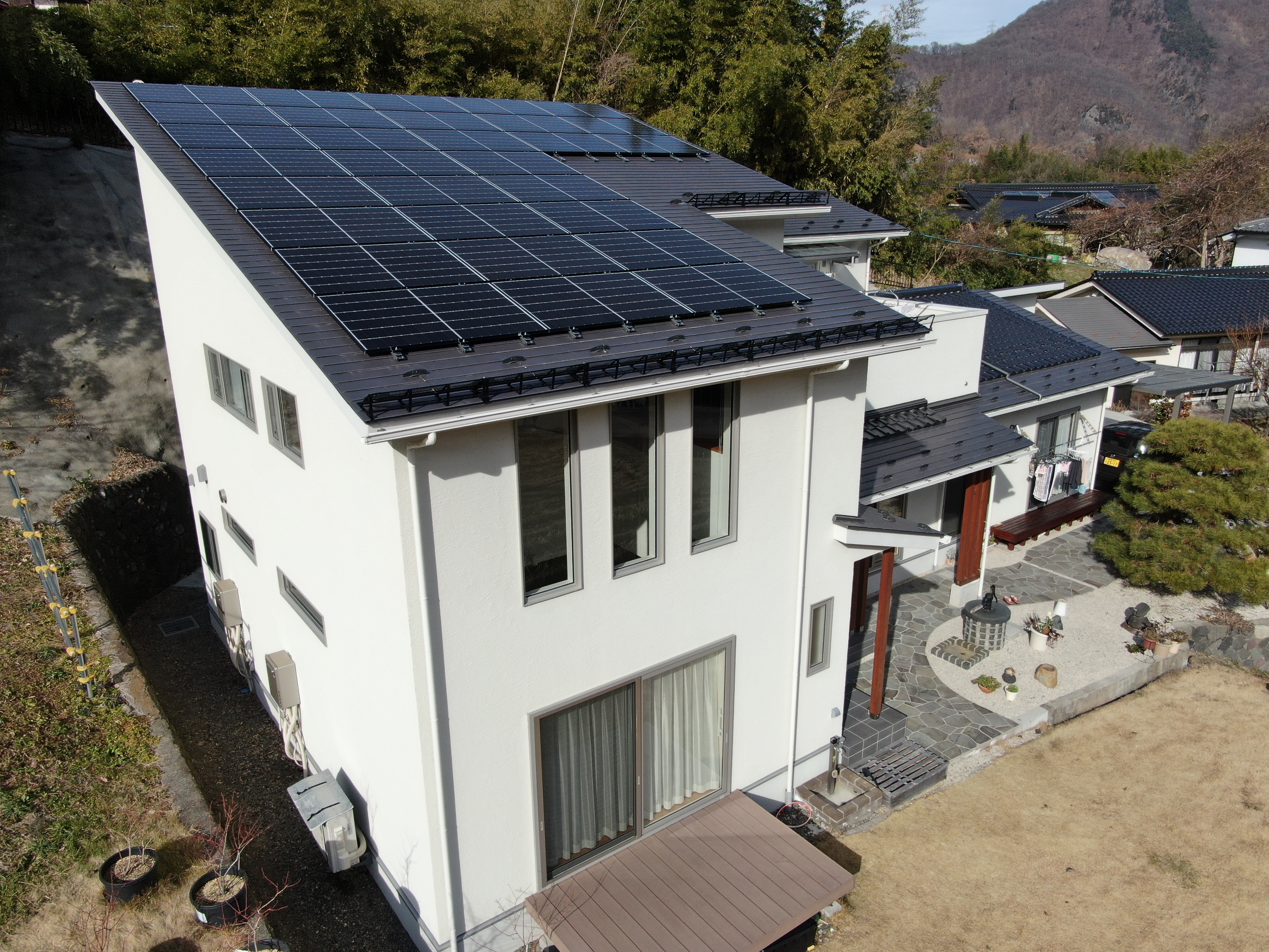 ハンファQセルズジャパン　太陽光発電システム12kw　雪止め設置で落雪対策も