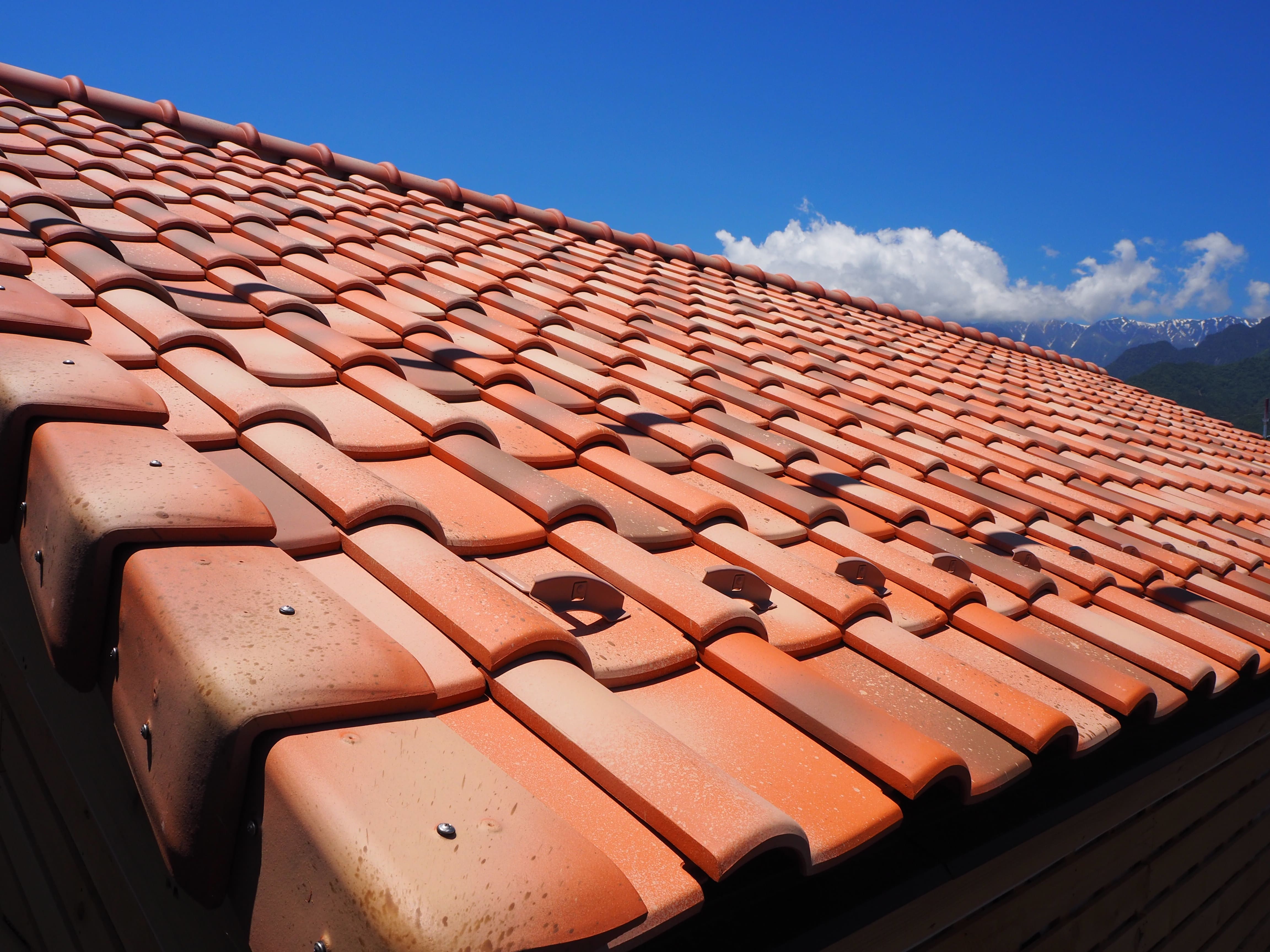 新築屋根を異なる色の瓦で混ぜ葺き施工　暖かな印象の屋根に 写真