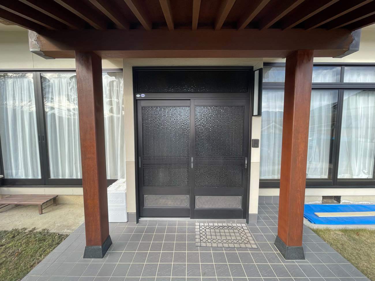 防腐・防カビ・防虫効果のキシラデコールで玄関柱塗装工事