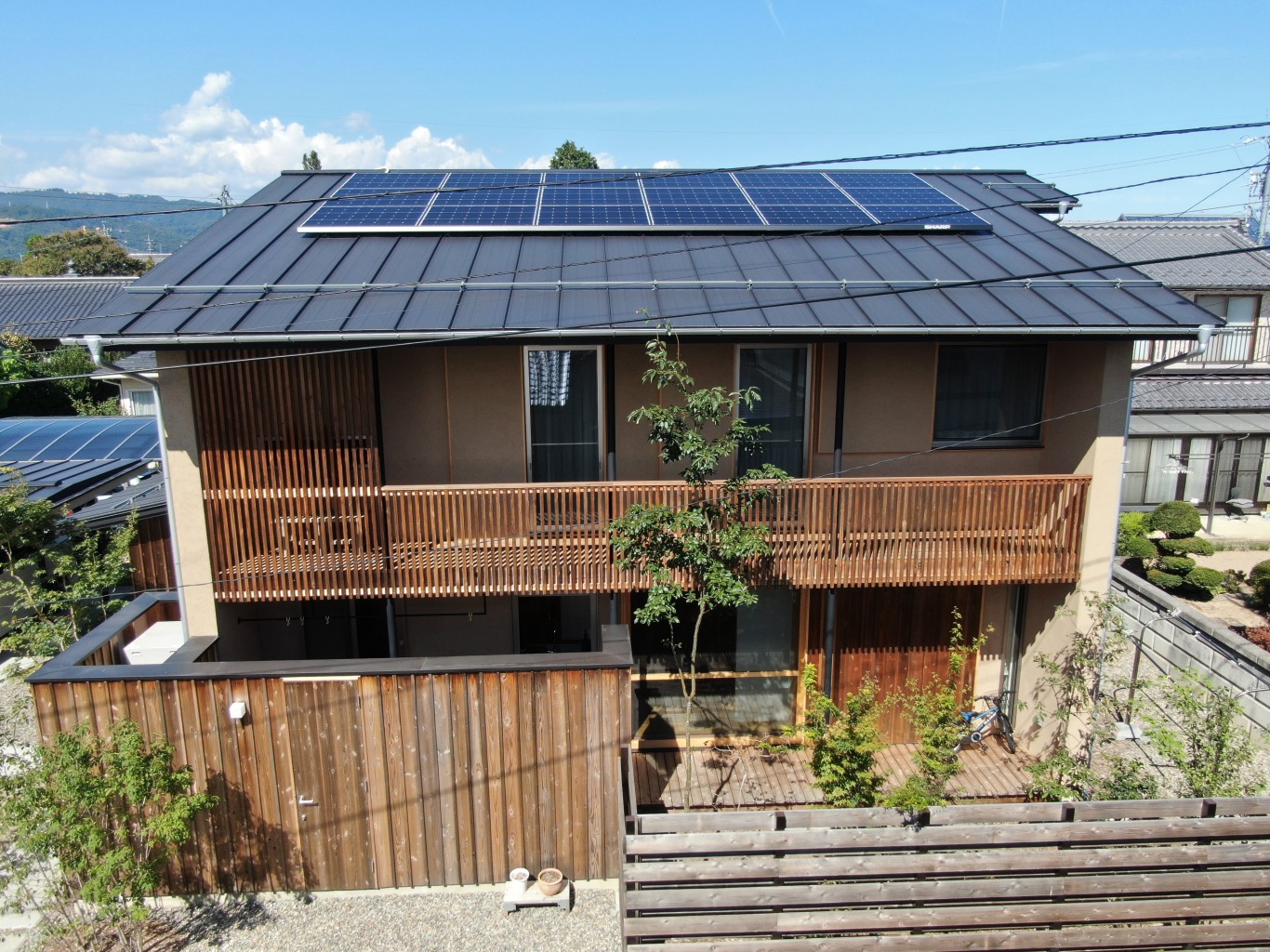 新築屋根工事　板金立平葺き屋根　太陽光発電システム設置シャープ4.608kw 写真