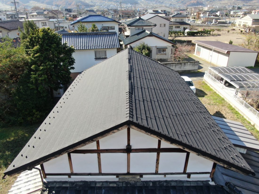 長野県千曲市で瓦屋根をスカイメタルルーフで葺き替え　台風災害
