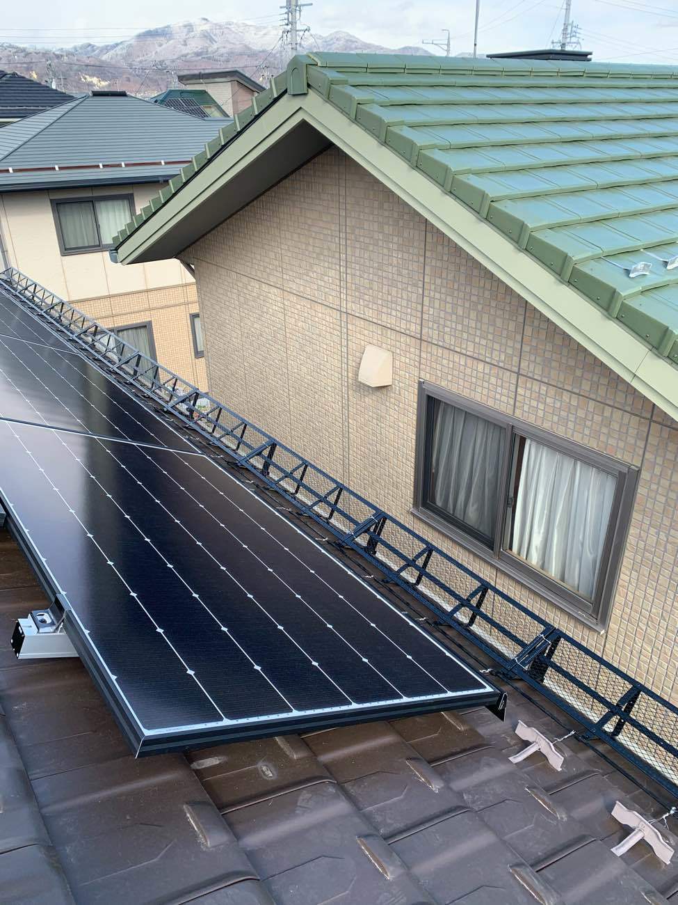 雪止め設置で落雪対策 太陽光発電システムには屋ネット設置を