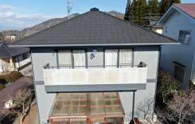 屋根をLIXILのTルーフ ヴェルウッドでカバー　外壁・軒天・樋・幕板シリコン塗装
