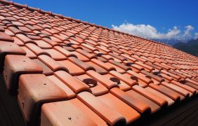 新築屋根を異なる色の瓦で混ぜ葺き施工　暖かな印象の屋根に