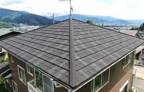 30年塗り替え不要！高耐久性屋根材Tルーフで屋根カバーリフォーム　【コープハウジング】