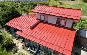 長野県小川村で屋根の塗装リフォーム　遠くからでもすぐにわかる鮮やかな赤に