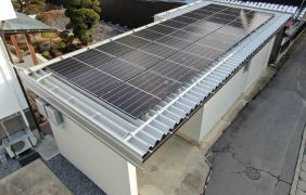 車庫兼倉庫屋根に太陽光発電パネル7.2kw設置
