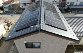 東西の屋根に太陽光発電パネルを設置　蓄電池も同時設置