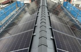 東西に屋根に太陽光発電パネルを設置