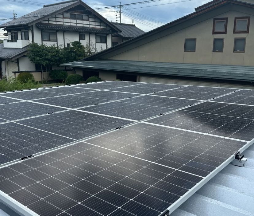 新設したカーポートにエクソルの太陽光11.620kwを設置しました 写真