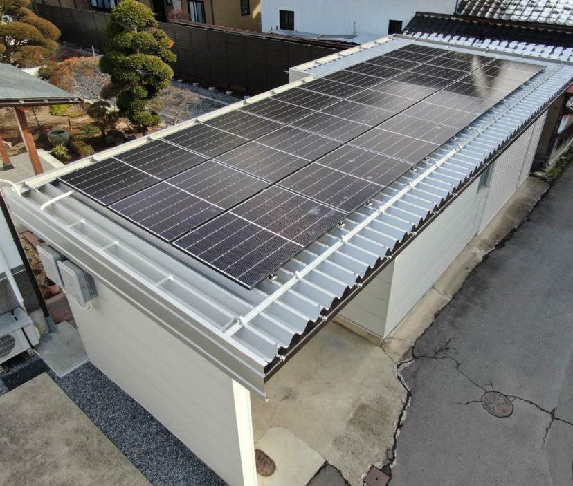 車庫兼倉庫屋根に太陽光発電パネル7.2kw設置 写真