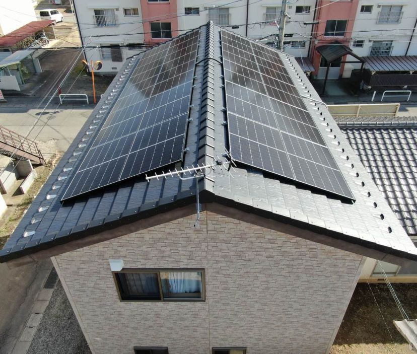 東西の屋根に太陽光発電パネルを設置　蓄電池も同時設置 写真