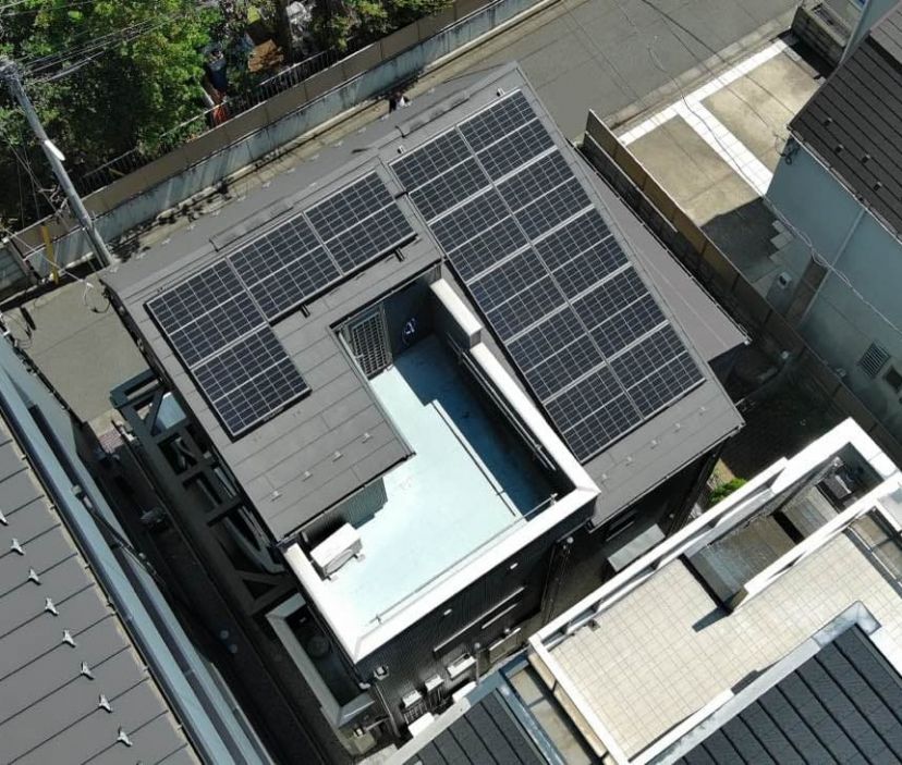 都会あるある！小さな屋根・狭い敷地でもしっかり設置、しっかり発電！太陽光パネル＆蓄電池の施工事例 写真